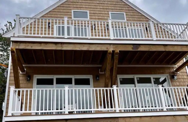 Lake Winnipesaukee Beautiful 5 Bedroom / 6 Bath