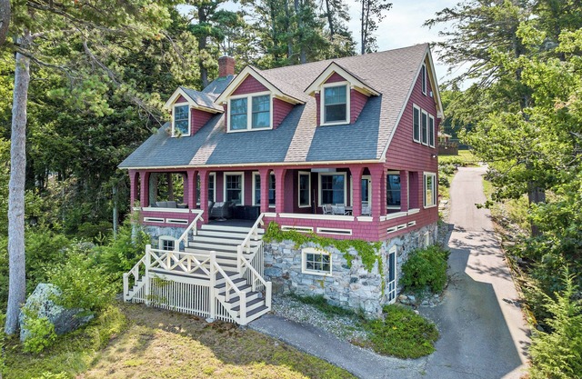 Lake Winnipesauke sleeps 9 with stunning sunset views