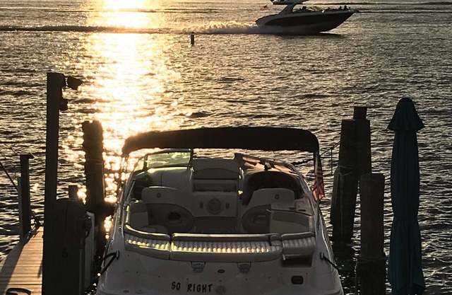 2-BDRM / 1-BTH; Vista del lago Winnipesaukee con muelle en la bahía de Paugus, Laconia