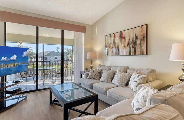 Lakefront 2BR condo near IMG - Pool - Pickleball - Tennis - Sun N Palms