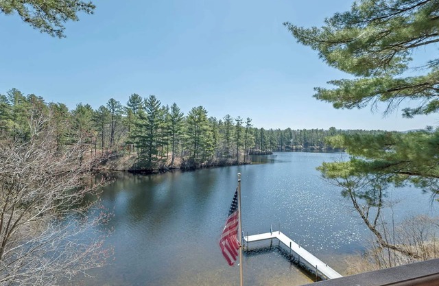 Lakefront 3 bed room property in Freedom, NH