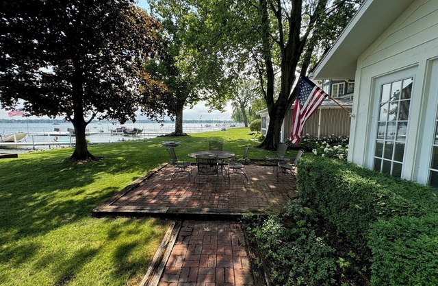Lakefront 3-bedroom cottage on a quiet lane on Lake Wawasee's south shore