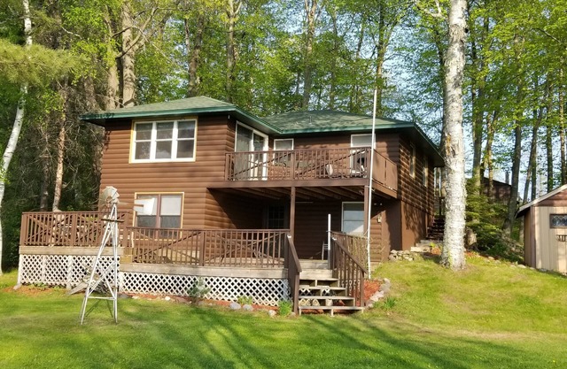 Lakefront! 3BR, 2.5 Bath, decks, dock, grill, fire pit, boats, dog friendly