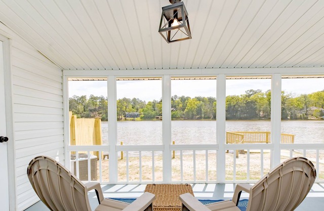 Lakefront 3BR | 2 Car Garage | King Bed