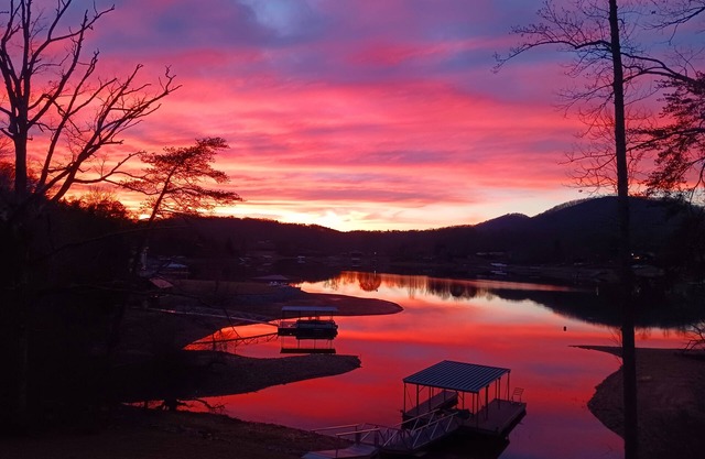 FRENTE AL LAGO 3Bd / 2. 5Ba Lake Chatuge, Muelle privado, Wifi, Lakeside Firepit, Kayaks