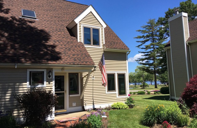 Lakefront 4 bedroom Fall getaway on Winnipesaukee