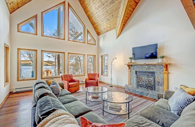 Lakefront, 4000sq/f, Gym, Beach, Hot Tub, Sauna