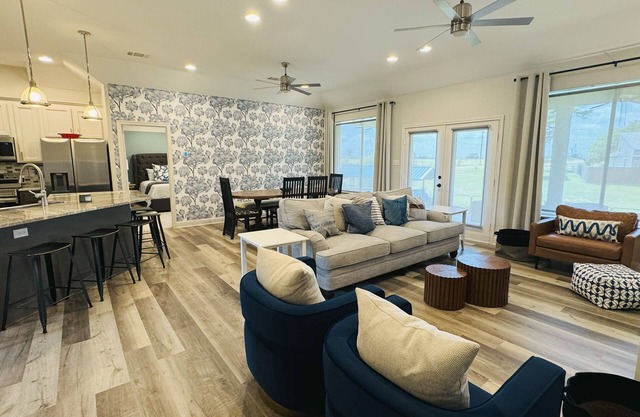 Lakefront 4B Retreat, Paddleboards + Sunset Views
