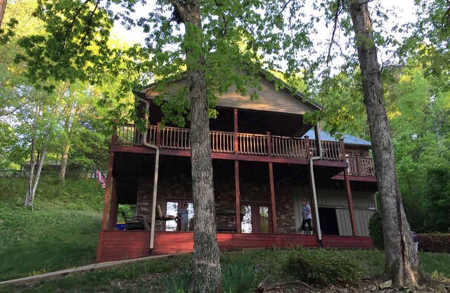 Lakefront 4BR/2BA Cabin - Sleeps 10 --> Pets Stay Free <--