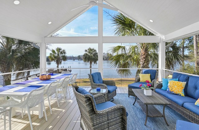 Lakefront 4BR/3BA – Private Dock, Boat Ramp, Kayaks & Large Screened-in Porch