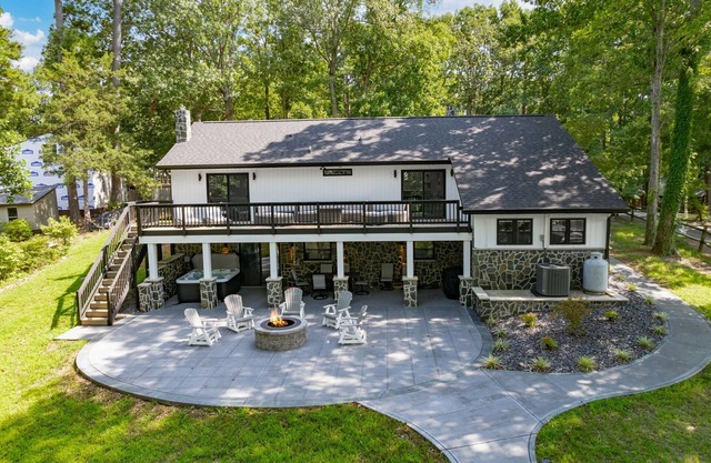 Lakefront 4BR, Hot Tub, Kayaks, Paddleboards, Fire pit, Fireplace