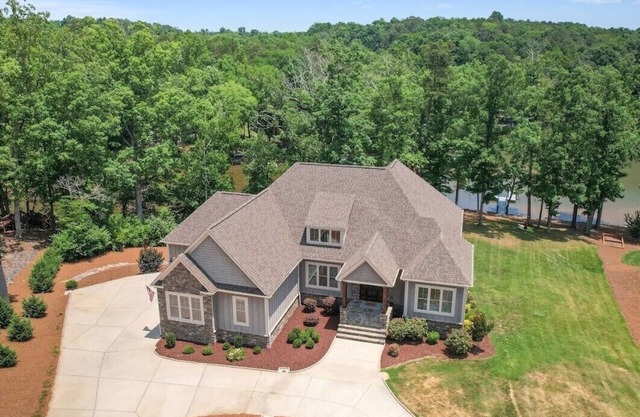 Lakefront 5 bedroom- Firepit, Bar, Screen Porch, Bunkroom!