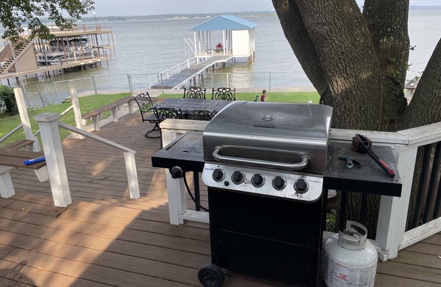 Lakefront, 8 beds, 3 bath, sleeps 18 , large living area, possible bunk room
