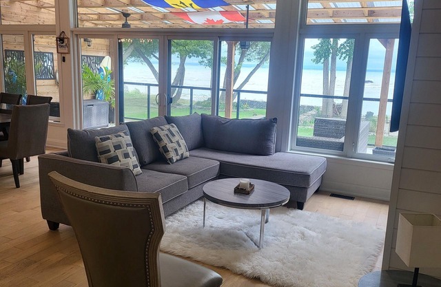 Lakefront Accommodation 1 Bedroom 1 Bathroom space Sleep 2 persons on lake Erie