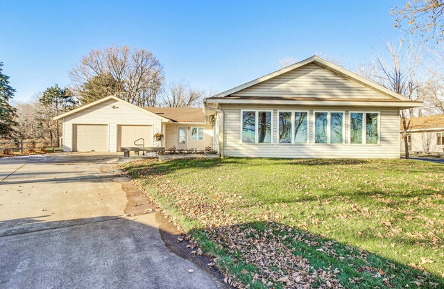 Lakefront Aitkin Home w/ Sunroom: Walk to Beach!