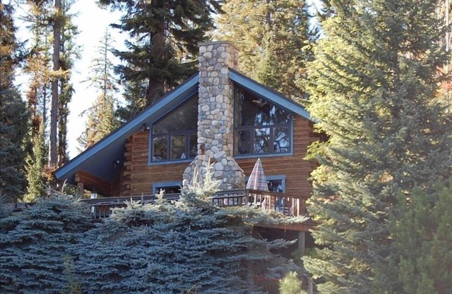 Cabina de registro alpino frente al lago con muelle privado en Payette Lake