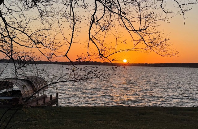 Lakefront and Lakeview - Sunsets & Serenity at Gorgeous Lake Conroe, Willis, TX