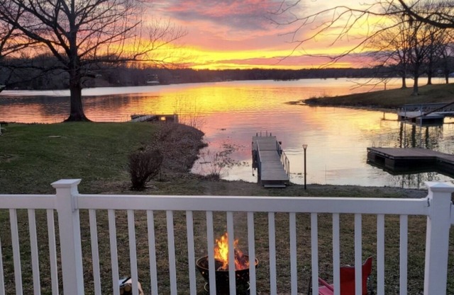 Frente al lago en el lago de Egipto duerme 8! Dock / Kayak / Paddleboard, ¡casa en un nivel!
