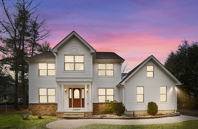 LAKEFRONT! Stunning Views, Private Fishing, Kayaks, Game Room, Prime Location
