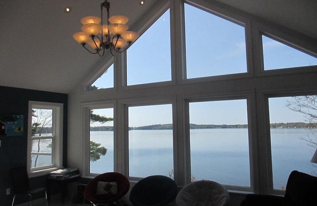 Lakefront beautiful property in a very private area. An hour drive from Halifax.