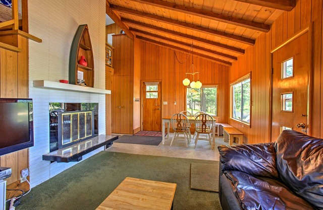 Lakefront Branch Cottage con muelle, kayaks y parrilla.