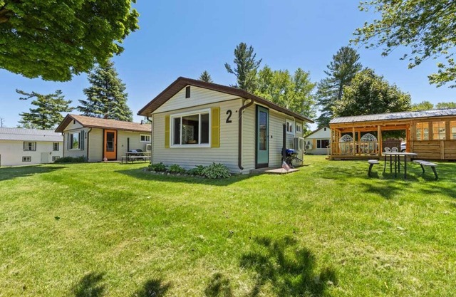 Lakefront Cabin for Two w/ Pickleball