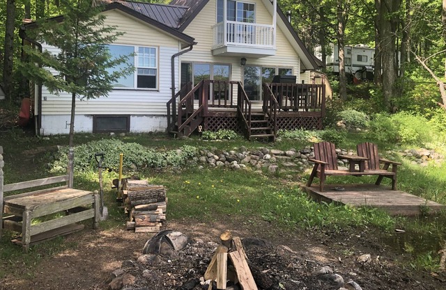 Lakefront cabin getaway near Lewiston
