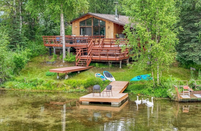 Lakefront Cabin! Hot tub, woodstove, kayaks, paddle boards. King bed! Sleeps 6.