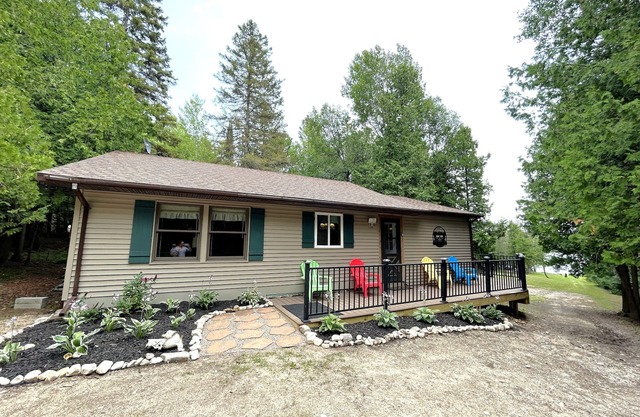 Lakefront Cabin on the trails in St.Ignace (Chain Lake Hideaway)