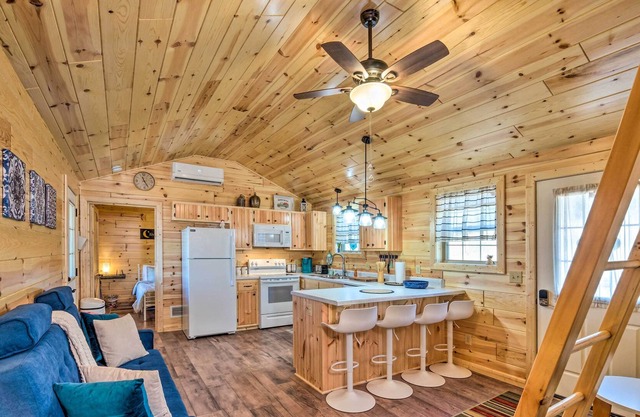 Lakefront Cabin: Private Dock, Trails, Cave, Etc!