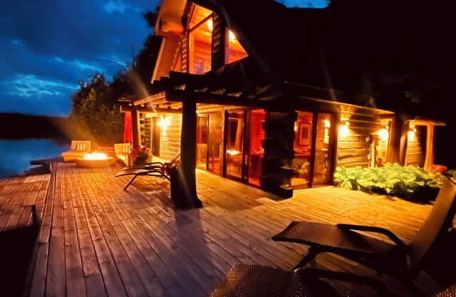 Lakefront Cabin in Harbor Springs, Mi, 1 mile from Petoskey State Park.