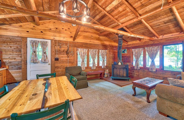 Lakefront Cabin w/ Beach Access: Levering Retreat