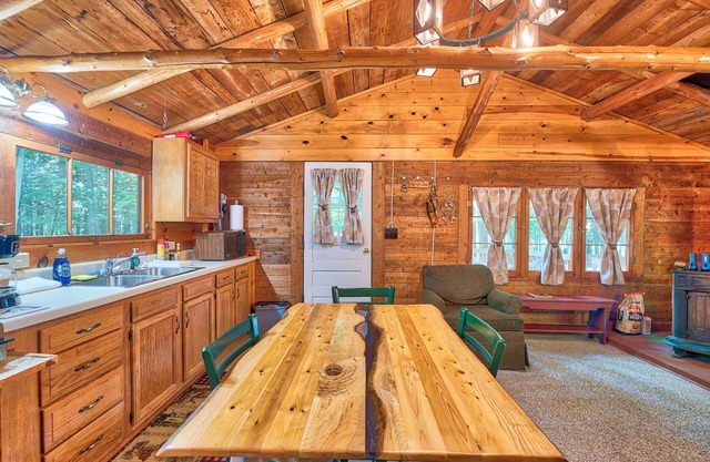 Lakefront Cabin w/ Beach Access: Levering Retreat