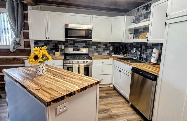 Lakefront cabin w/ free attraction tickets, electric fireplace, & washer/dryer