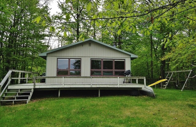 Cabina Longville 2BR con vistas del lago prístino!