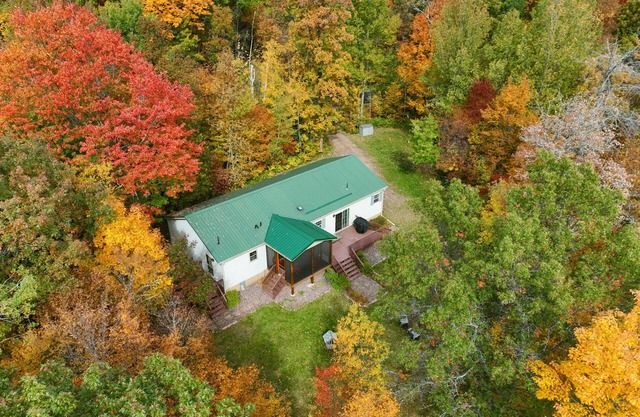 Lakefront Cabin w Screened Deck! Pontoon Rental! 2 Kayaks / Fishing Row Boat!