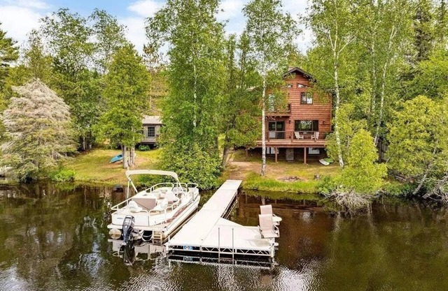 Lakefront Cabin w/ Summer Bunkhouse/June-Aug Sleeps 10/Sept-May Sleeps up to 6