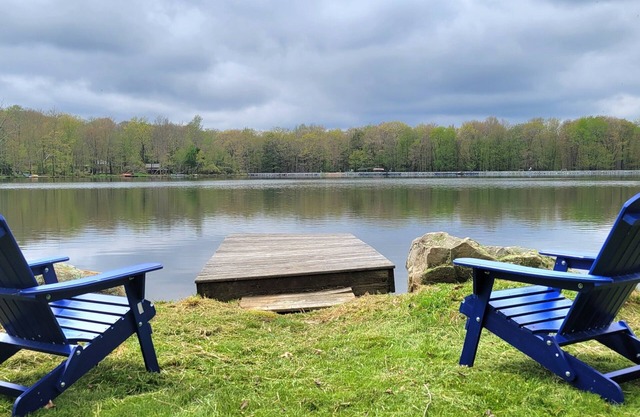 Lakefront Cabin with 2 Kayaks, Fireplace, Firepit, All season water views, Beach