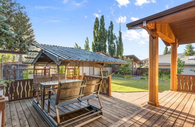 LAKEFRONT CABIN WITH COVERED DECK, HOT TUB & MORE