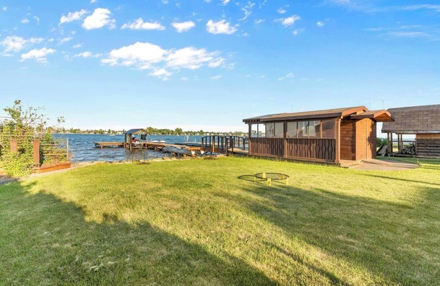 LAKEFRONT CABIN WITH COVERED DECK, HOT TUB & MORE