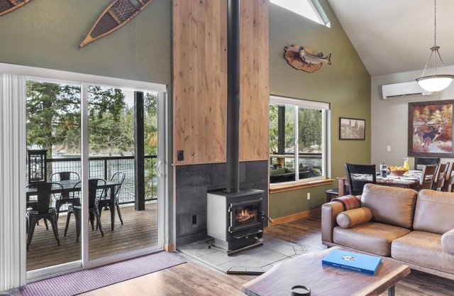 Lakefront Cabin with 2 Decks and Amazing Views. Firepit, Cornhole, Kayaks!