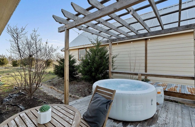 Lakefront cabin with hot tub! Kayak | Fish | Hike | Camp
