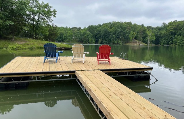 Lakefront Cabin with free attraction tickets, Hot Tub, Cigar Room, & Fire Pit