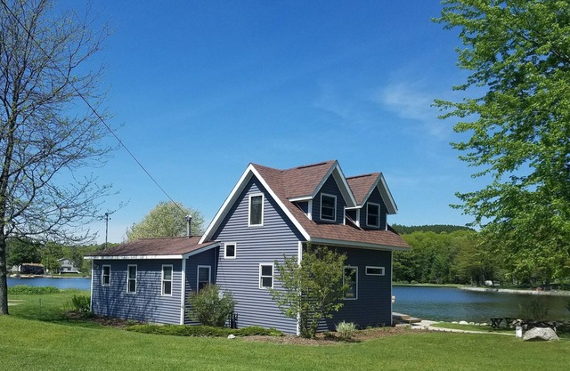 A orillas del lago Cadillac Cottage en el lago privado - 2BA, Sleep 6-8