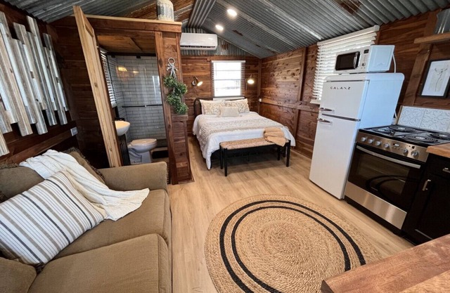 Lakefront Cedar Cabin on Toledo Bend w/ pier, boat ramp, firepit, grill,Pets OK