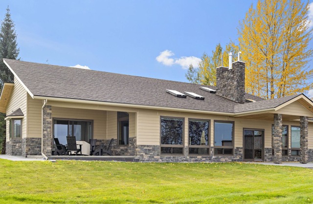 Lakefront Cedar Chalet on Resort