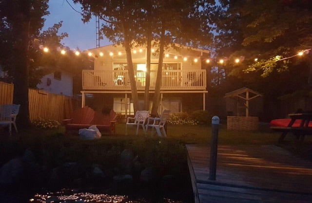 Lakefront Cedar Haven- Free use Canoe and Kayak, 1 hr from Toronto, All Seasons