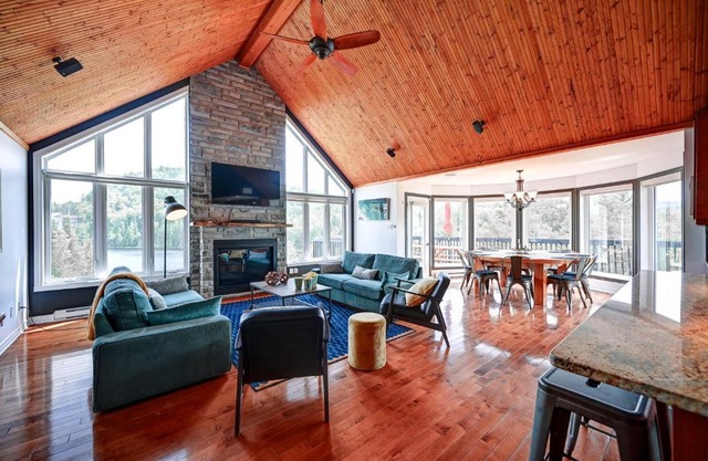 Lakefront Chalet with SPA and Private beach