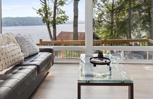 Lakefront Charm - 3 Bedroom Cottage with panoramic Bay Window Views.