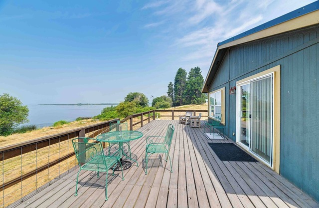 Lakefront Chiloquin Home w/ Scenic Deck!